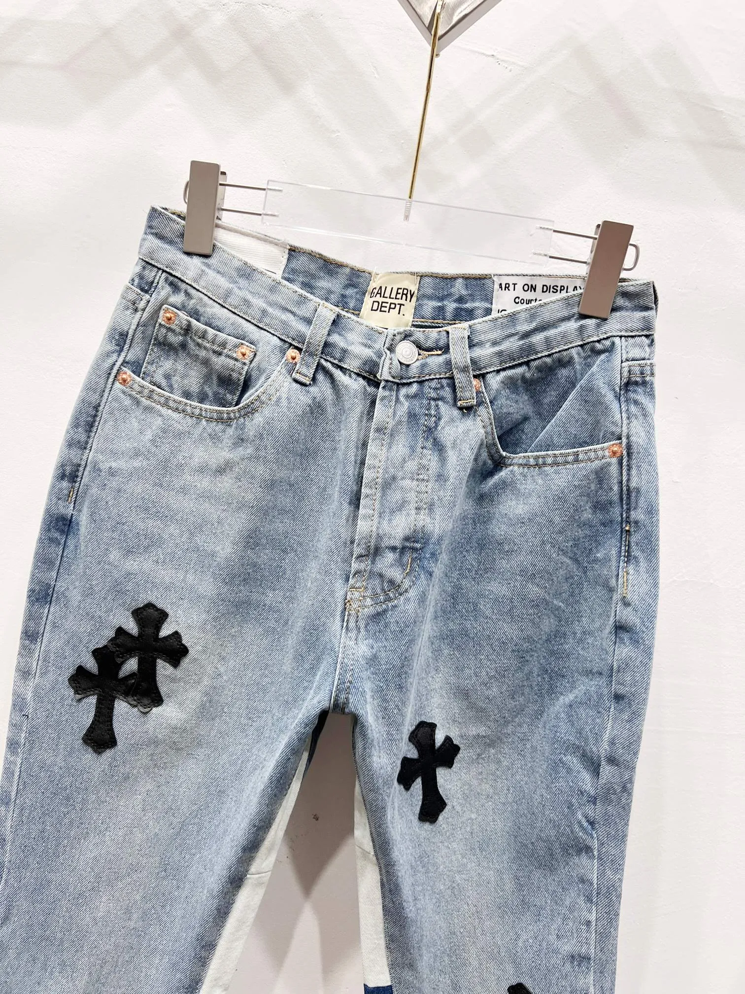 P260 Style No.: (c065) GALLERY DEPT spliced cross loose washed flared jeans, truly restoring the ultimate texture of Vintage. The original hardware accessories, washed and other elevators, QR code analysis are all purchased from the original factory, high degree of restoration, you are welcome to compare the products~ Three-dimensional version, loose and comfortable, not picky about the figure, taller and slimmer, factory Seiko, original factory quality control, same style for men and women, can be matched with couples, versatile recommendation, must-have jeans for all seasons, fashionable people have been disappointed From the quality selection of fabrics, the tailoring of details, and the matching of patterns, everything is impeccable! The upper body is so handsome when worn...it can be easily worn by men, women and children! The craftsmanship uses heavy-duty washed pure cotton denim fabric. After washing, it is soft and thick. It is very stylish when worn on the body. Size: 28, 30, 32, 34, 36 (S-XXL) Color: Stitching